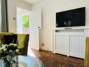 Télévision ou salle de divertissement dans l'établissement Bridewell Cottage in the heart of Tenterden - Pass The Keys