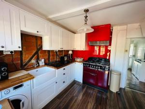 Cuisine ou kitchenette dans l'établissement Bridewell Cottage in the heart of Tenterden - Pass The Keys