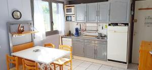 Η κουζίνα ή μικρή κουζίνα στο Studio Allemont ALPE D'HUEZ gd domaine tt equipe