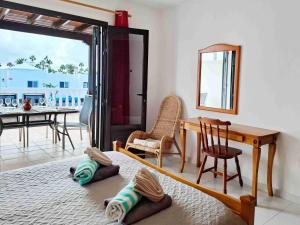 un salon avec une table et une salle à manger dans l'établissement Villas with private pools - Just 7 min walk from beach, bars & dining, à Playa Blanca