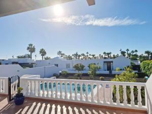 une vue depuis le balcon d'une maison dans l'établissement Villas with private pools - Just 7 min walk from beach, bars & dining, à Playa Blanca