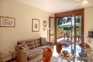a living room with a couch and a glass table at Verde Acqua in Stresa