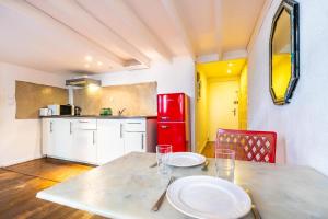 une cuisine avec une table avec deux assiettes dessus dans l'établissement Au Coeur de l'Ecusson - Appartement de caractère, à Montpellier