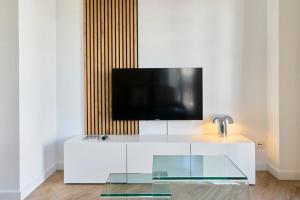 TV a/nebo společenská místnost v ubytování Appartement une chambre avec 3 balcons et parking