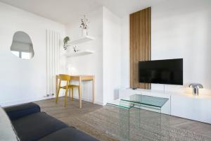 TV a/nebo společenská místnost v ubytování Appartement une chambre avec 3 balcons et parking + 19 fotografií