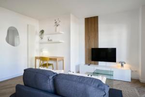 TV a/nebo společenská místnost v ubytování Appartement une chambre avec 3 balcons et parking