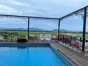 Bazén v ubytování Paragon Noi Bai Pool And Best View Airport Hotel nebo v jeho okolí