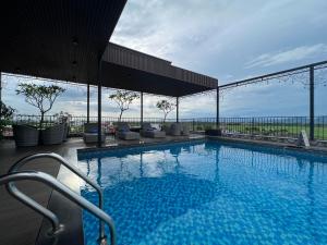 Bazén v ubytování Paragon Noi Bai Pool And Best View Airport Hotel nebo v jeho okolí