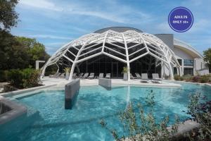 Bazén v ubytovaní Camping Homes Mon Perin alebo v jeho blízkosti
