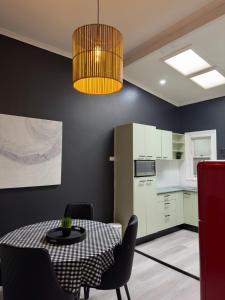 Kuchyň nebo kuchyňský kout v ubytování The Shopfront Home