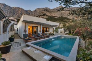 Nespecifikovaný výhled na hory nebo výhled na hory při pohledu z vily