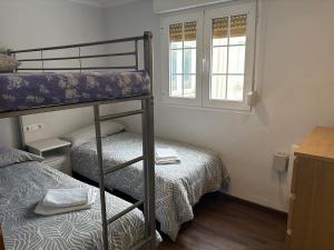 een slaapkamer met twee stapelbedden en een raam bij ApartamentoS centro ciudad 2 habitaciones ELDA in Elda