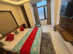 Μια τηλεόραση ή/και κέντρο ψυχαγωγίας στο Hotel The Royal Barbariq