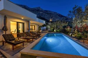 Bazén v ubytování Villa Festina lente a luxury villa in Makarska, heated pool nebo v jeho okolí