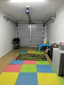 フィッシュ・フックにあるSouth Shore Stay - Family-Friendly Stay by the Seaのカラフルな敷物が敷かれた部屋