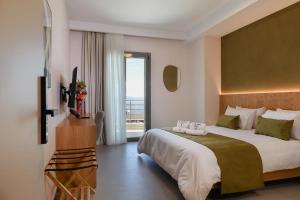 LímniLIMNI Boutique Experience Evia的一间卧室，配有一张大床和一扇大窗户。