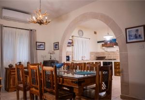 a kitchen and dining room with a table and chairs at Bingemma Paradise Farmhouse in Dwejra