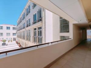 un balcón vacío de un edificio con una ventana grande en The Waves Empire Apartment, en Muizenberg 66 fotos más