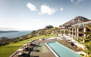 un hotel con piscina y vistas al océano en Stroblhof Lake Garda Active Family SPA Resort, en Gargnano