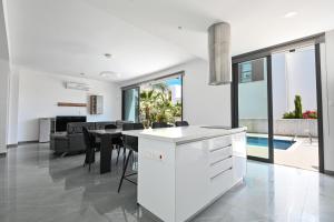 Swimmingpoolen hos eller tæt på By the Beach Villa 12