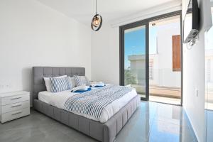 En eller flere senge i et værelse på By the Beach Villa 12 + 32 billeder