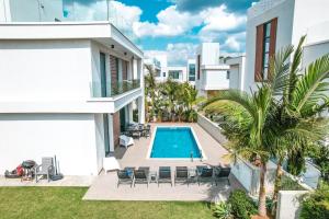 Swimmingpoolen hos eller tæt på By the Beach Villa 12