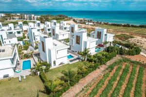 Swimmingpoolen hos eller tæt på By the Beach Villa 12