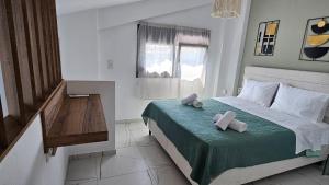 Giường trong phòng chung tại Terpsi's Loft with Pool Access by Horizon Homes +11 ảnh