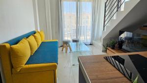 Khu vực ghế ngồi tại Terpsi's Loft with Pool Access by Horizon Homes