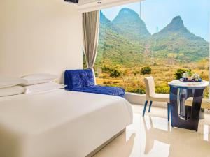 Nespecifikovaný výhled na hory nebo výhled na hory při pohledu z hotelu
