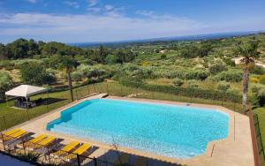 Bazén v ubytování Gîte Paradizu, vue imprenable en Provence nebo v jeho okolí