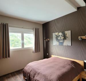 a bedroom with a bed and a window at Moselanker de in Enkirch Mosel in Enkirch