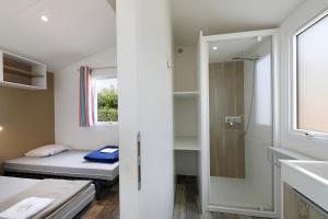 Postel nebo postele na pokoji v ubytování Camping Rondinara