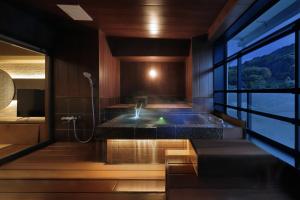 Rúm í herbergi á Marukyu Ryokan