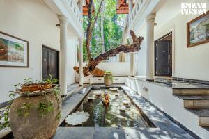 um quarto com um lago de peixes no meio de uma casa em La Bougainvillea with Heritage Home With Complimentary Cook em Porvorim