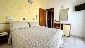 A bed or beds in a room at Hotel Zanella