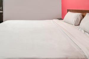 Postel nebo postele na pokoji v ubytování Hotel O Kota Lodge