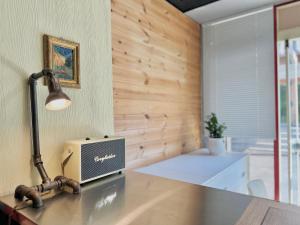 uma escrivaninha com um abajur e uma caixa sobre uma mesa em Bom, Haru Jeonju em Jeonju mais 214 fotografias