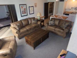 Area soggiorno di Snowflake 1 Bed plus Den 2 Bath SFAF