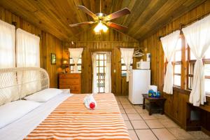 Postel nebo postele na pokoji v ubytování Bananarama Dive & Beach Resort