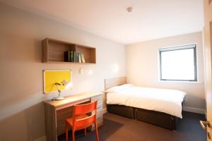 Postel nebo postele na pokoji v ubytování Three Bedroom Apartment - Edward Square Galway
