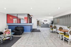 eine Lobby eines Hotels mit einem Tisch und Stühlen in der Unterkunft Econo Lodge Emporia in Emporia