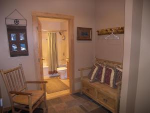 O zonă de relaxare la Arapahoe Lodge 1 Bed 2 Bath ALJD +15 fotografii