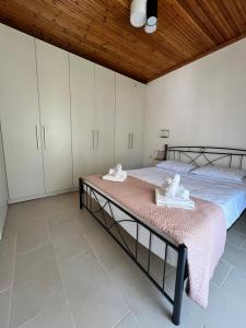 ein Schlafzimmer mit zwei Betten und weißen Schränken in der Unterkunft Kampos View in Ágios Nikólaos