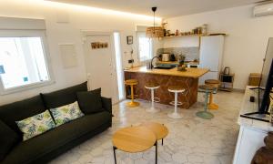 a living room with a couch and a kitchen at Vila Beach Planta Baja in Oliva