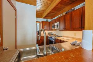 Kuchyň nebo kuchyňský kout v ubytování Tennis Townhome 2 Bd 25 Ba TTMR