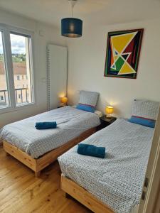 deux lits jumeaux dans une chambre avec fenêtre dans l'établissement superbe charme et belle vue, à Annecy
