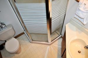 Koupelna v ubytování Fox Pine Lodge 4 bed 4 bath FPAF4 + 23 fotografií