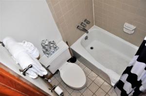 Ένα μπάνιο στο Fox Pine Lodge Hotel Room 2 FPAFH2 +12 φωτογραφίες