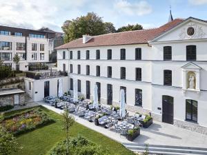 widok z powietrza na biały budynek z dziedzińcem w obiekcie Domaine de la Reine Margot Paris-Issy - MGallery Collection w mieście Issy-les-Moulineaux
